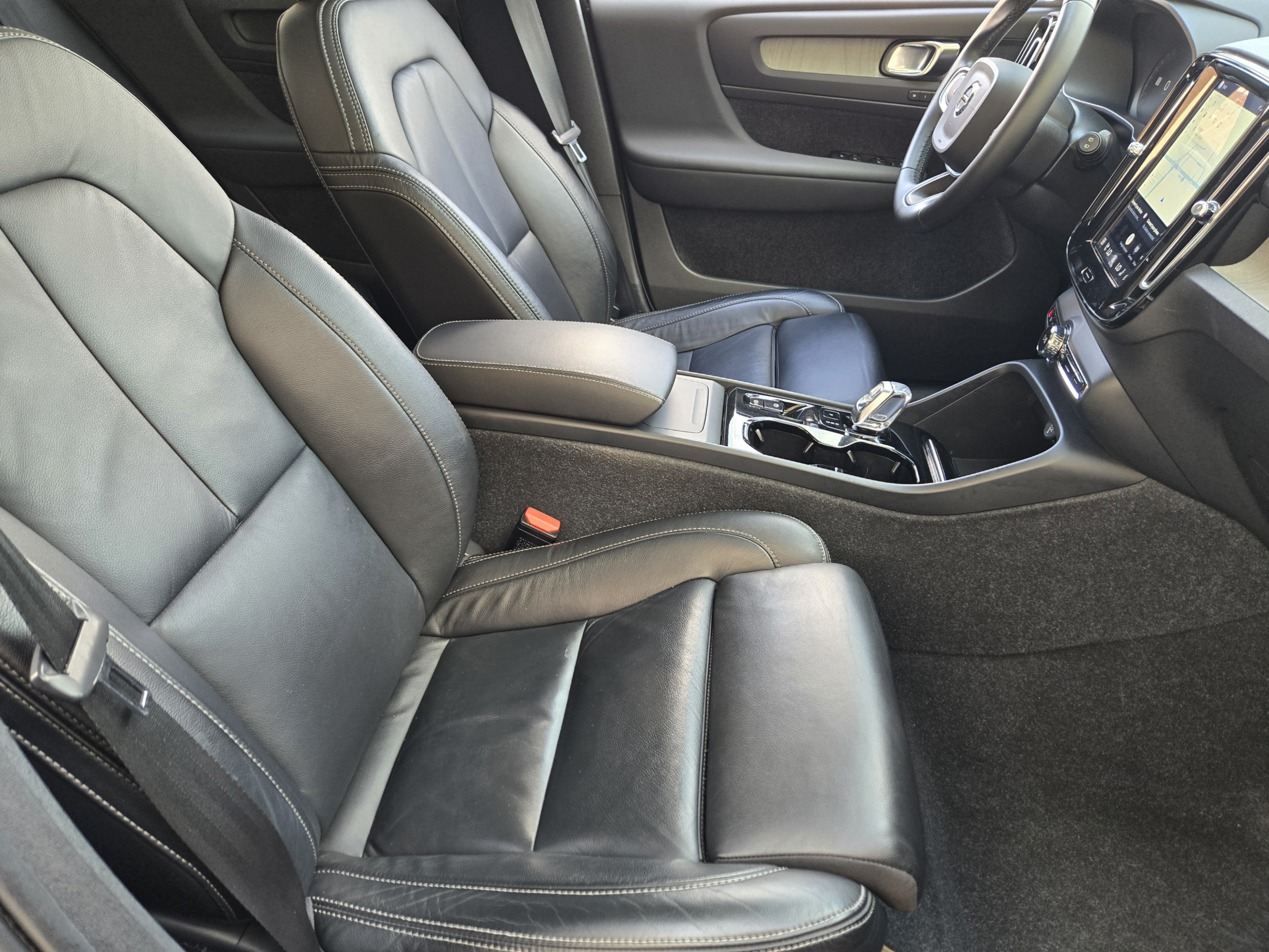Used 2023 Volvo XC40 B4 Plus w/ Protection Package Premier FWD image 12