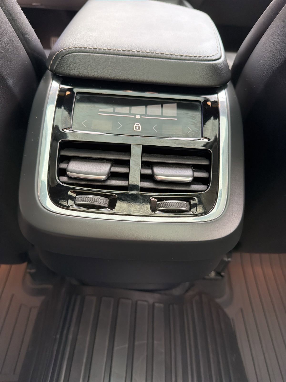 Used 2024 Volvo XC60 B5 Ultimate w/ Protection Package Premier image 31