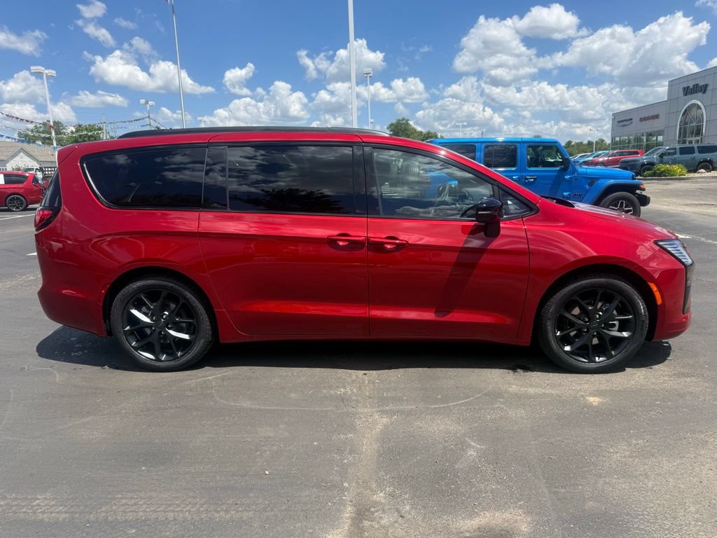 New 2027 Chrysler Pacifica Limited w/ S Appearance Package FWD image 2