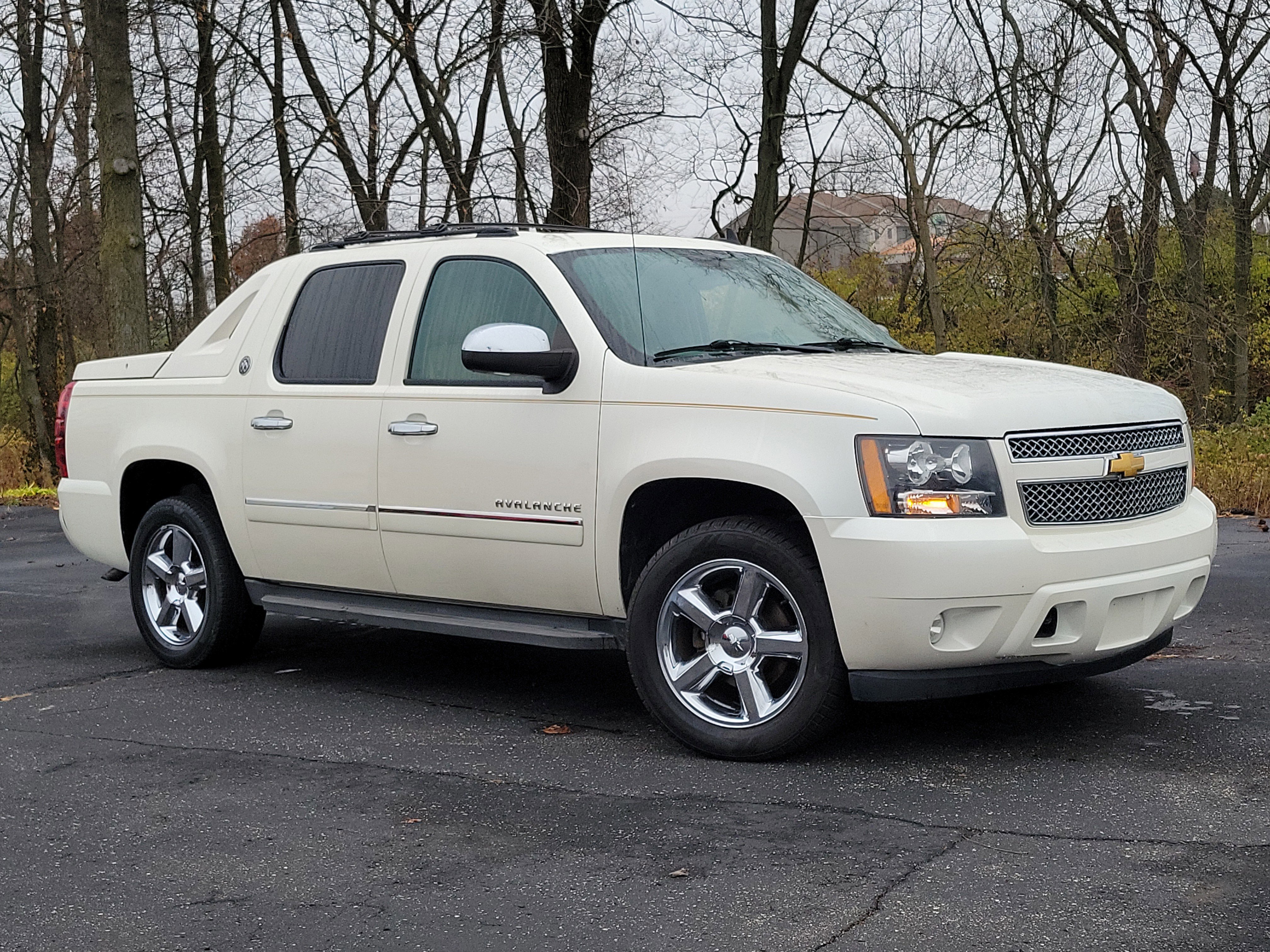 Used 2013 Chevrolet Avalanche LTZ image 31