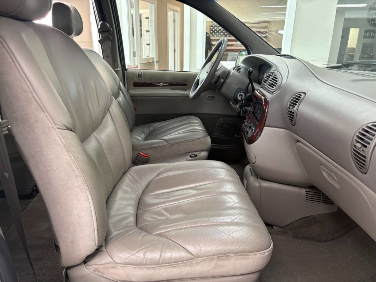 Used 2000 Chrysler Town & Country Limited image 27