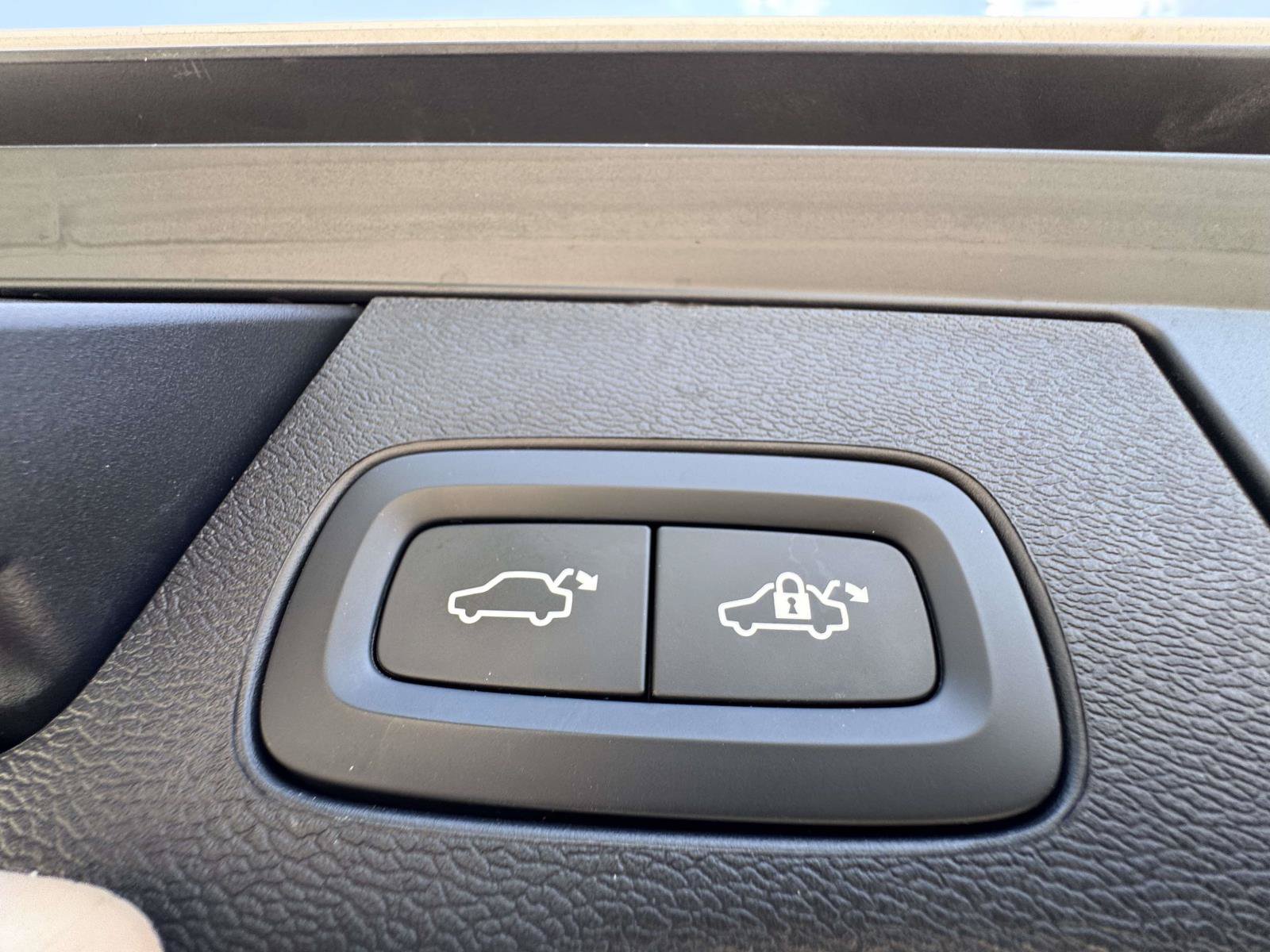 Certified 2025 Volvo XC60 B5 Plus AWD/4WD image 19