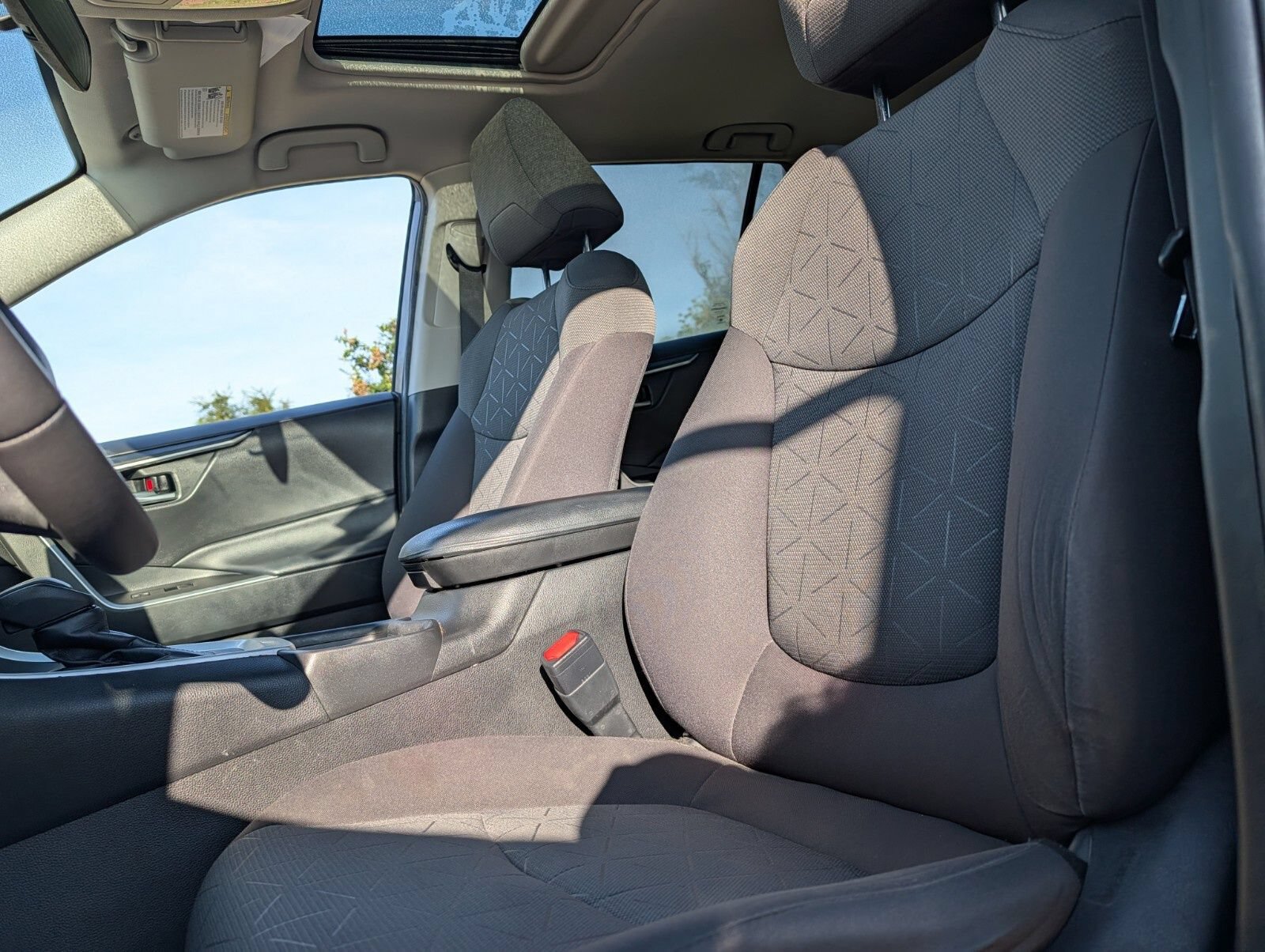 Used 2021 Toyota RAV4 XLE w/ Convenience Package AWD/4WD image 18