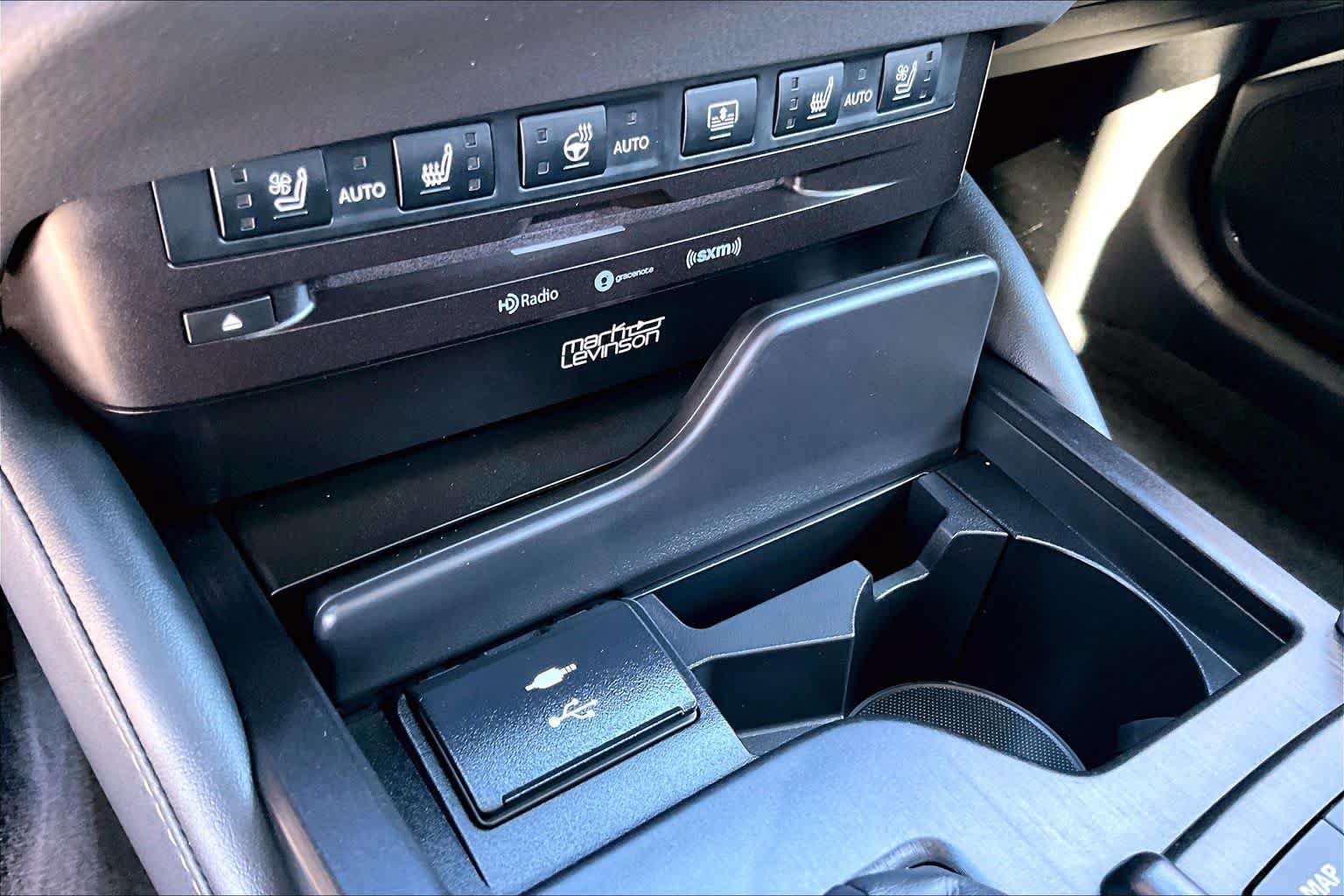 Used 2022 Lexus ES 300h w/ Accessory Package FWD image 33