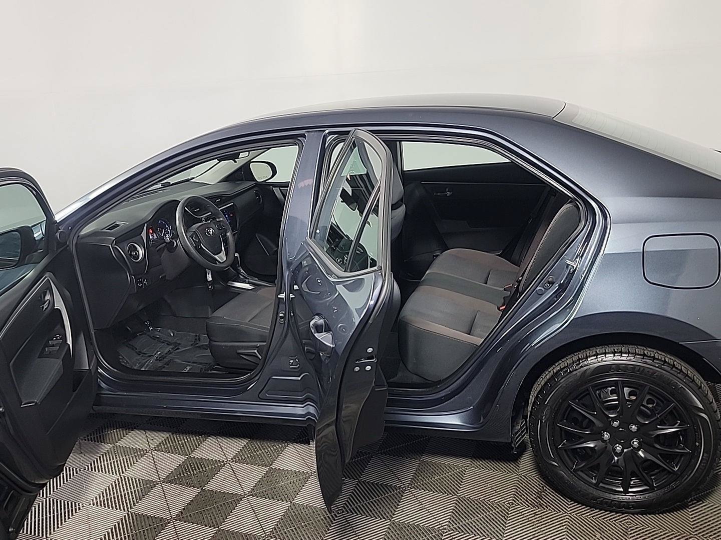 Used 2019 Toyota Corolla LE w/ Carpet Mat Package (TMS) FWD image 15