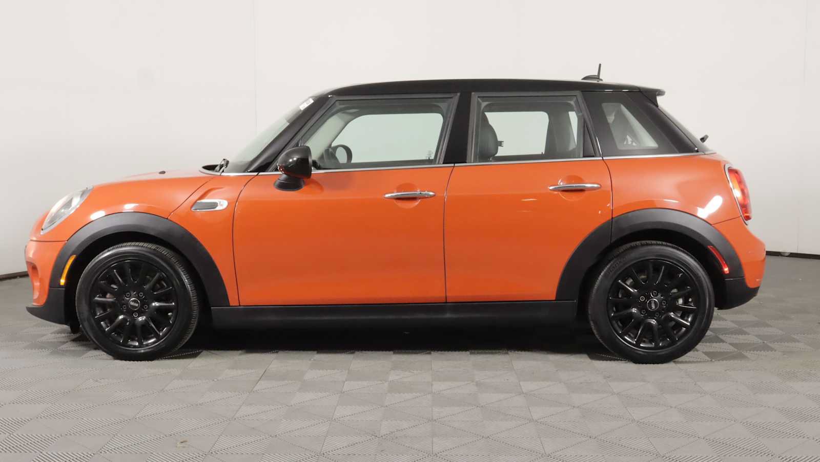 Used 2019 MINI Cooper 4-Door Hardtop FWD image 4