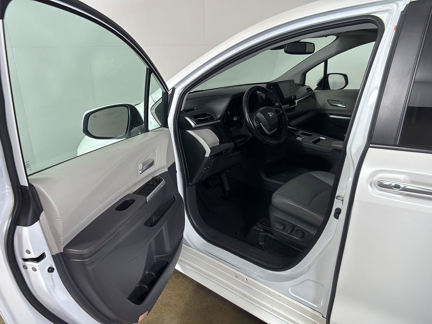 Used 2021 Toyota Sienna XLE FWD image 2