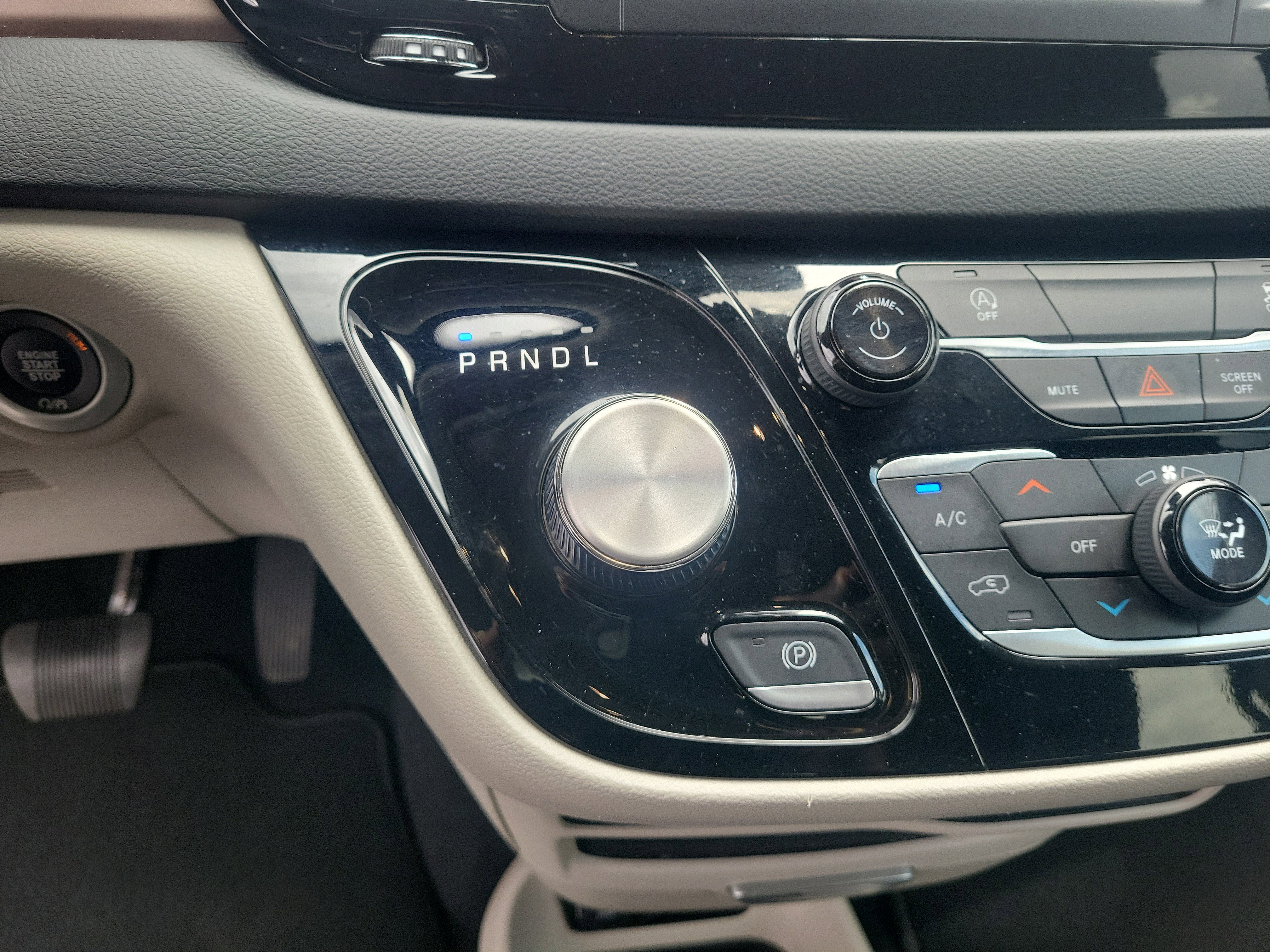 Used 2023 Chrysler Voyager LX FWD image 21