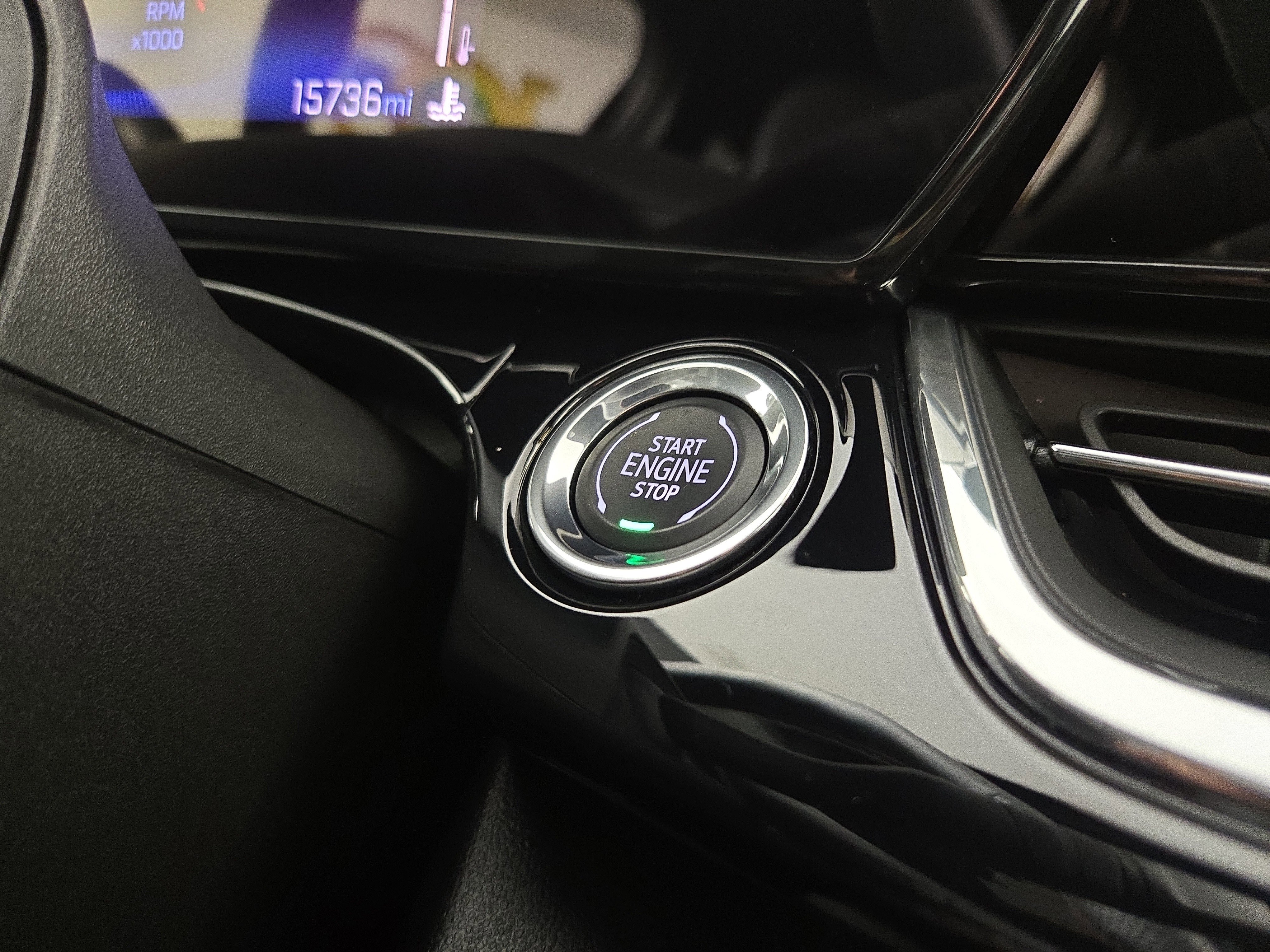 Certified 2025 Chevrolet Trax RS image 24