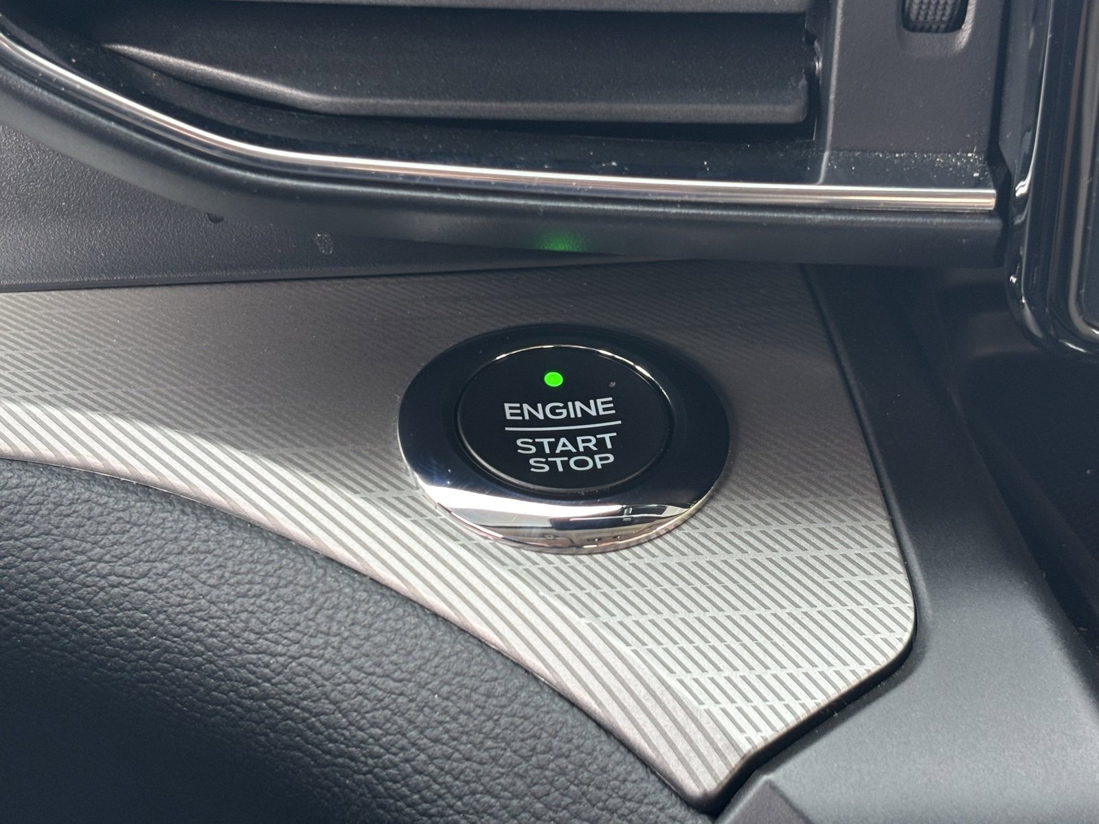 Used 2020 Ford Explorer XLT w/ Equipment Group 202A image 5