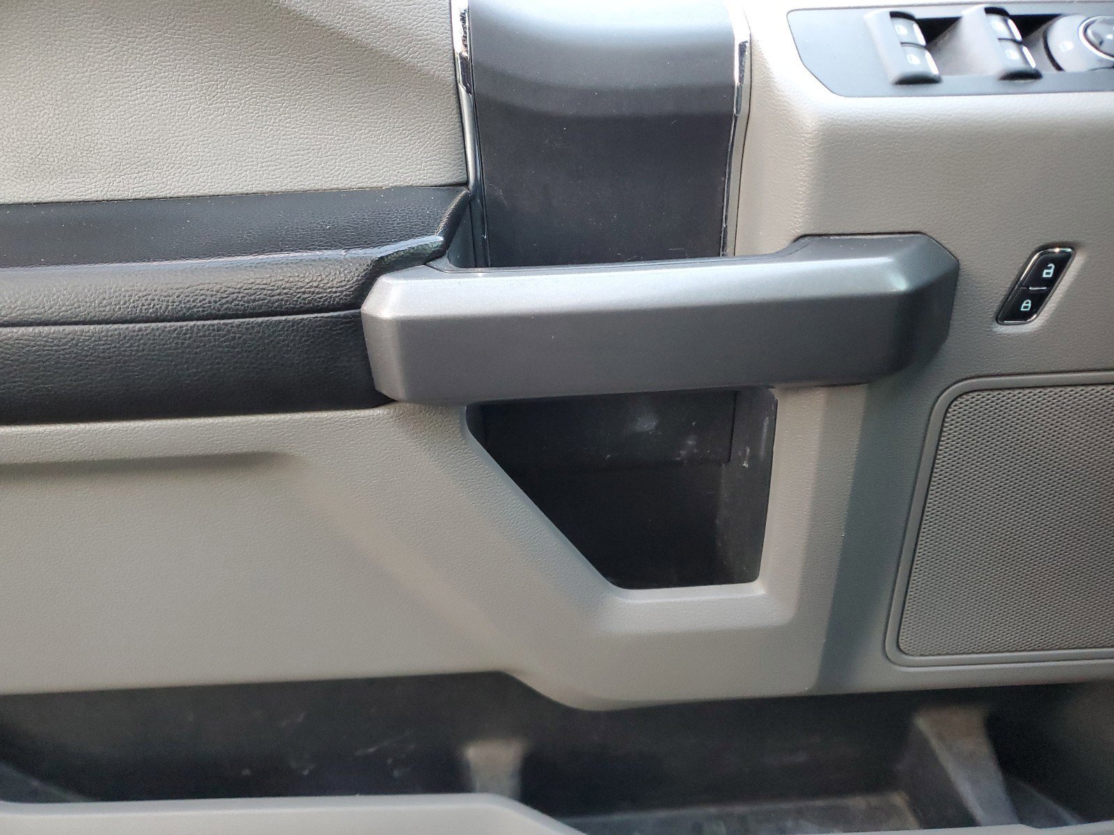 Used 2015 Ford F150 XLT image 14