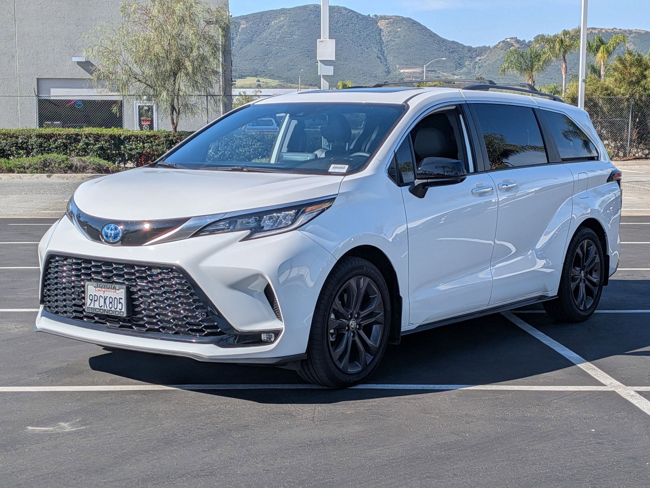 Used 2024 Toyota Sienna XSE w/ XSE Plus Package image 5