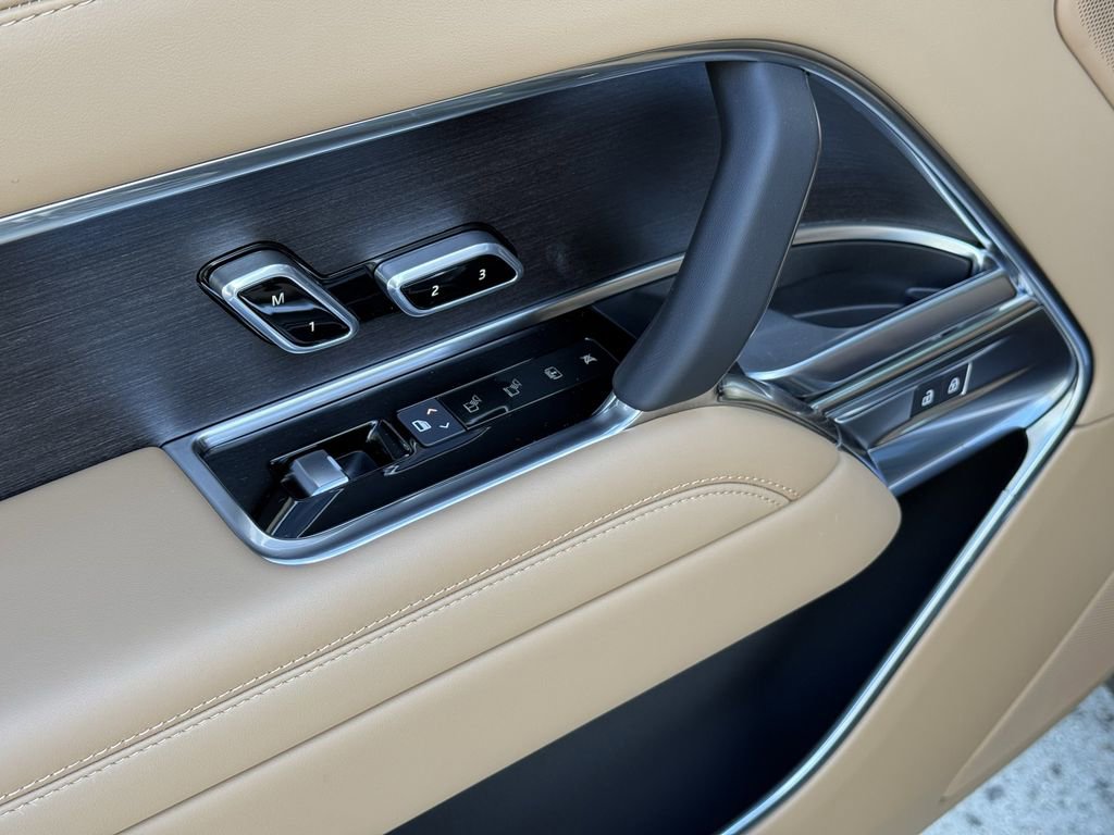 New 2025 Land Rover Range Rover Long Wheelbase SE image 14