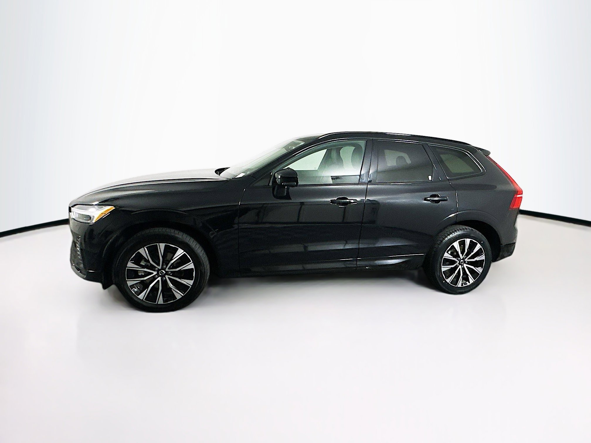Used 2024 Volvo XC60 B5 Core w/ Climate Package image 4