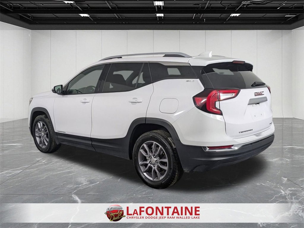 Used 2024 GMC Terrain SLT image 3