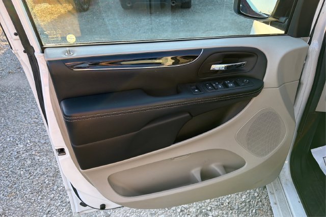 Used 2018 Dodge Grand Caravan SXT FWD image 18