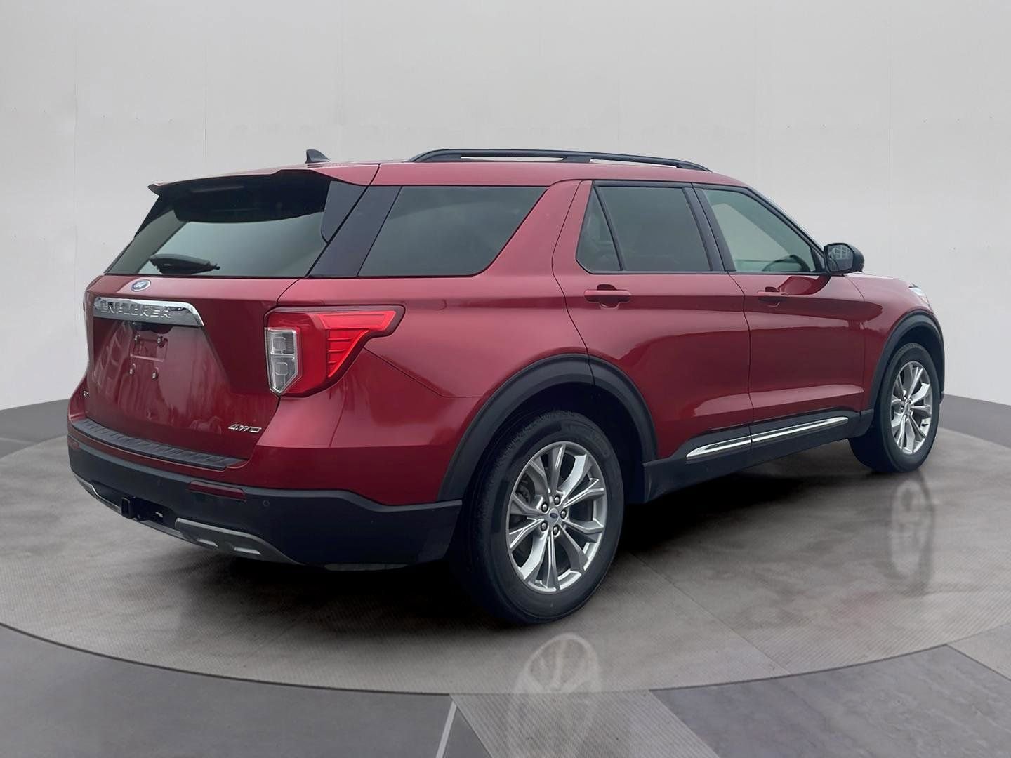 Used 2023 Ford Explorer XLT w/ Equipment Group 202A image 6