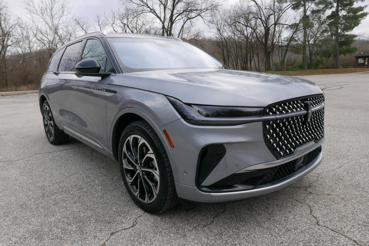 Used 2024 Lincoln Nautilus Reserve image 4