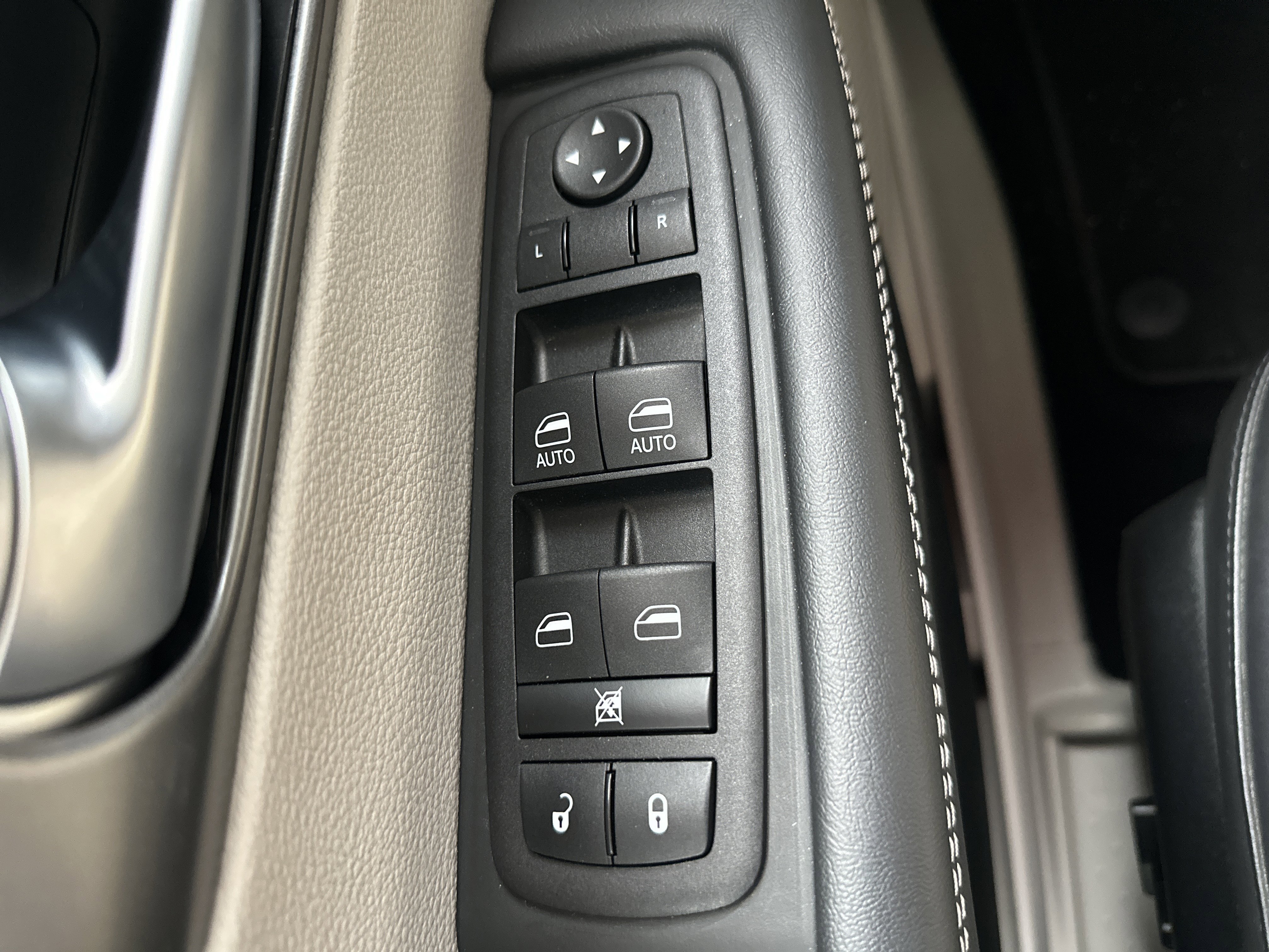 Used 2023 Chrysler Pacifica Touring-L image 38