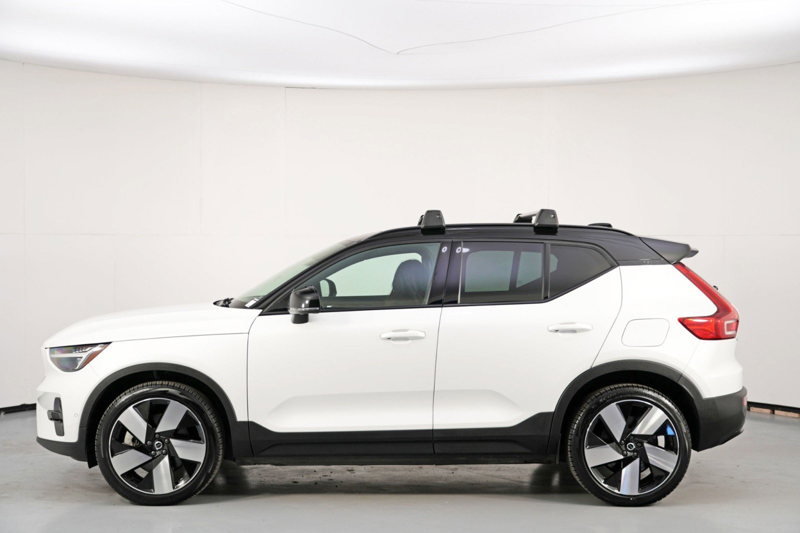 Used 2024 Volvo XC40 Recharge Plus w/ Protection Package Premier image 48