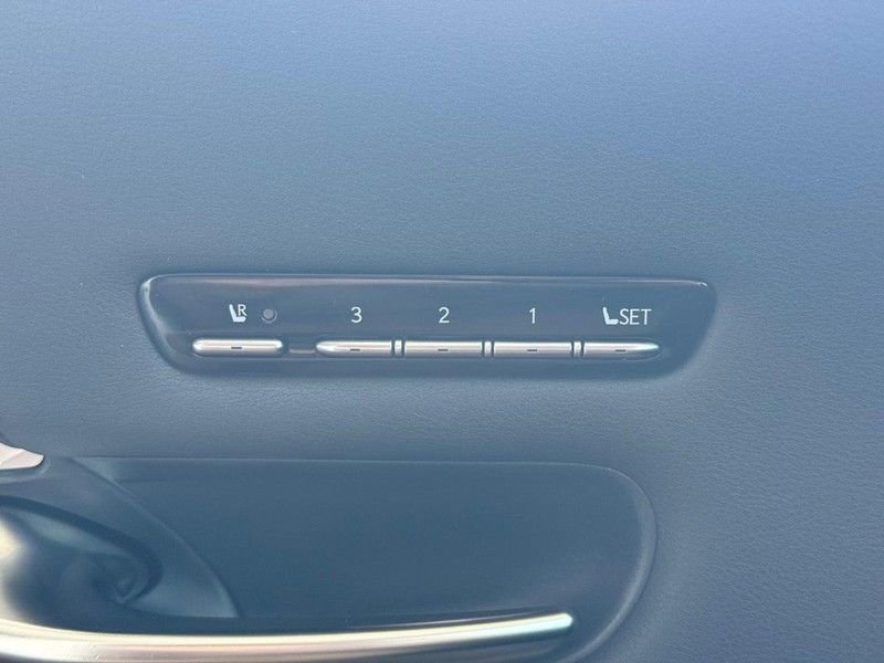 Used 2023 Lexus LS 500 F Sport w/ Accessory Package (Z2) AWD/4WD image 18