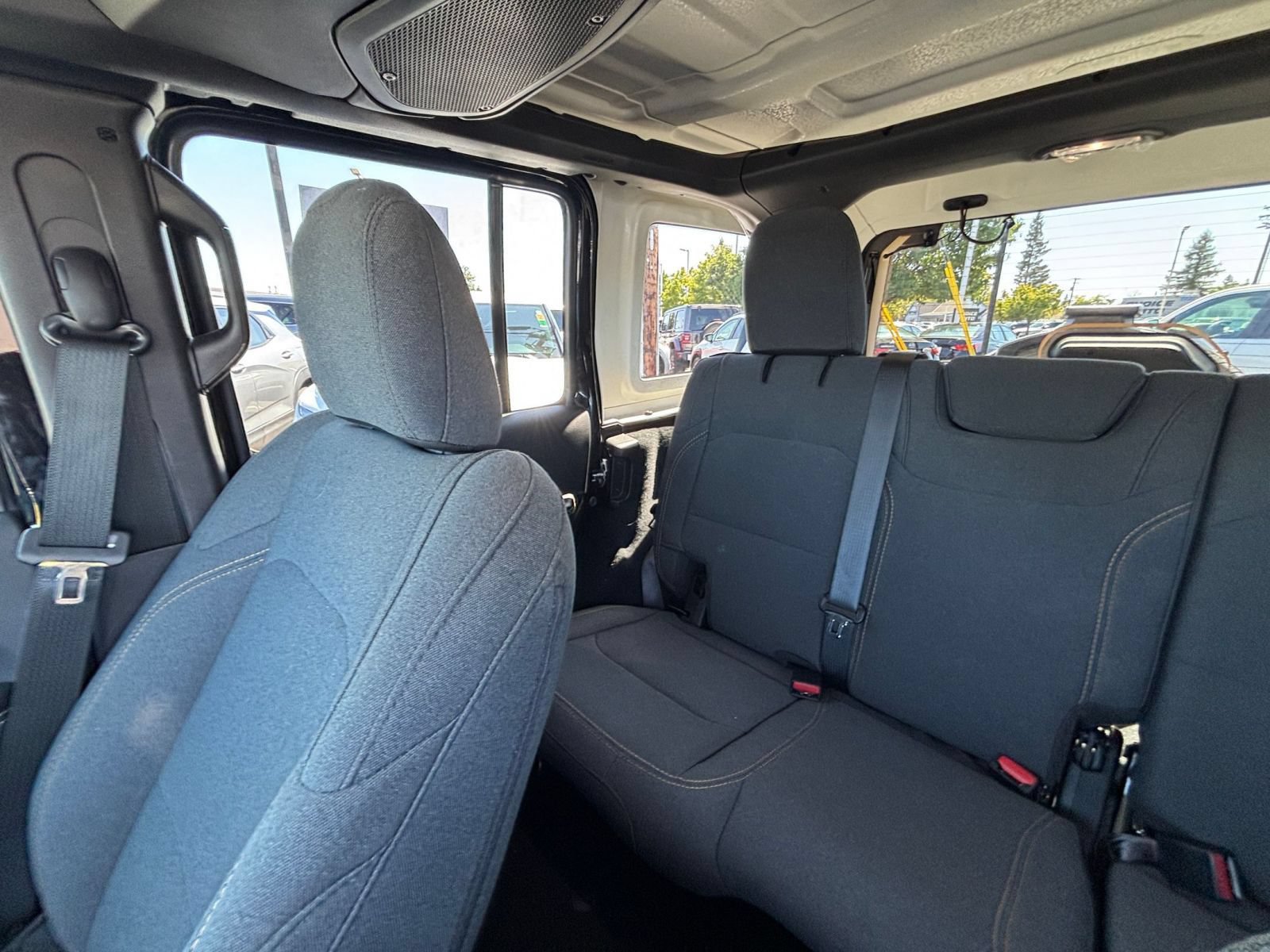 Used 2025 Jeep Wrangler Unlimited Sahara AWD/4WD image 34
