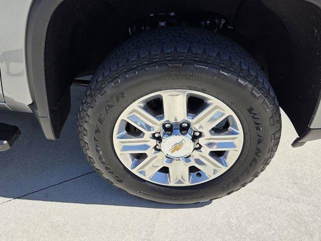 Used 2025 Chevrolet Silverado 2500 High Country w/ Technology Package AWD/4WD image 16