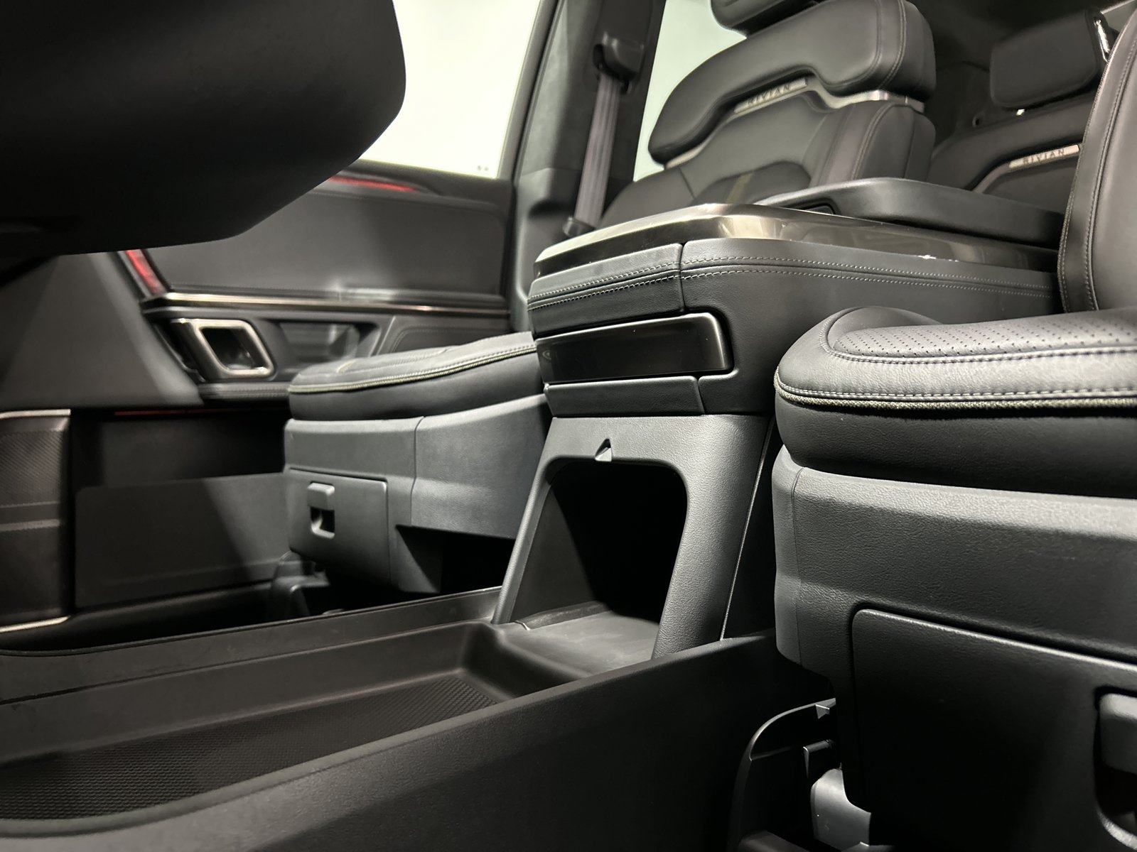 Used 2022 Rivian R1S Launch Edition AWD/4WD image 32