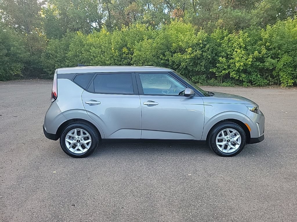 Used 2025 Kia Soul LX w/ LX Technology Package FWD image 11