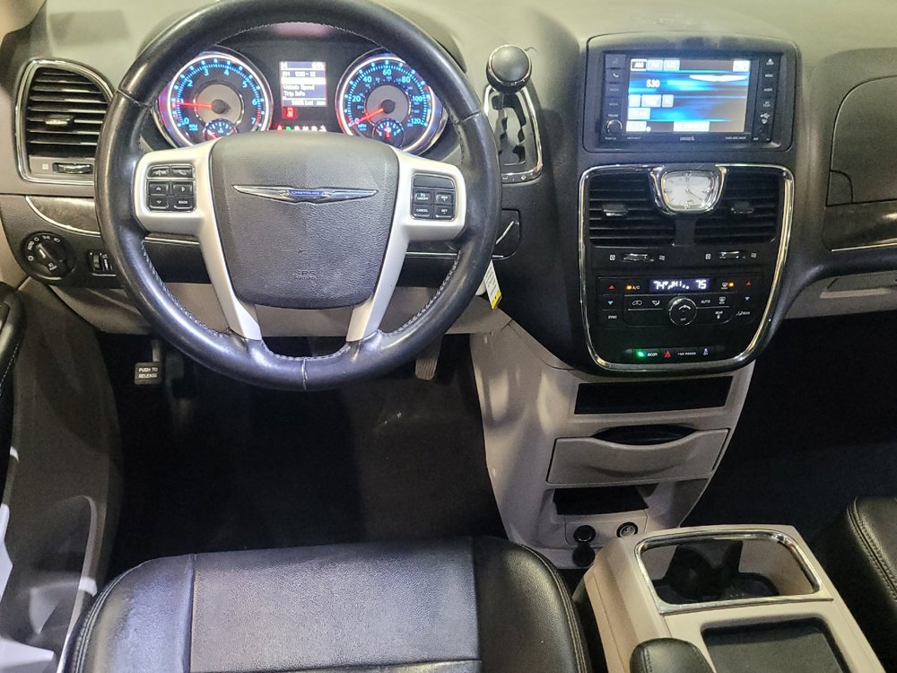 Used 2015 Chrysler Town & Country Touring image 22