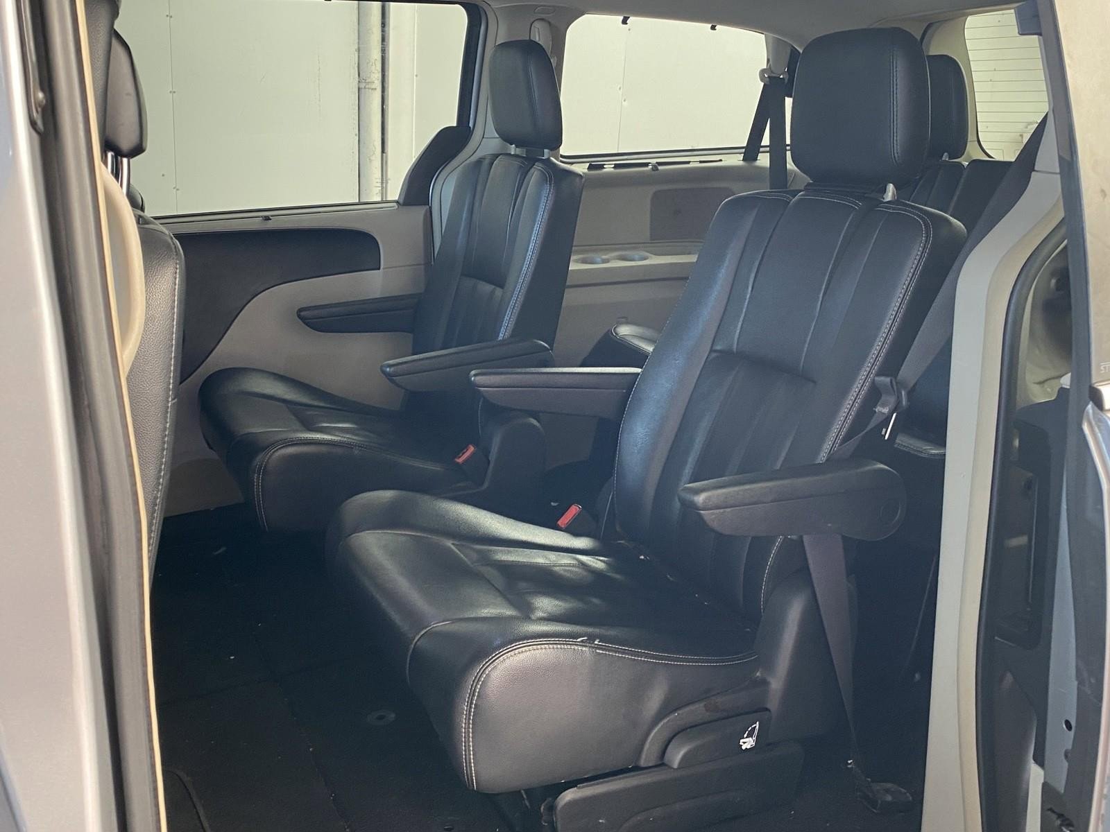 Used 2014 Chrysler Town & Country Touring image 16