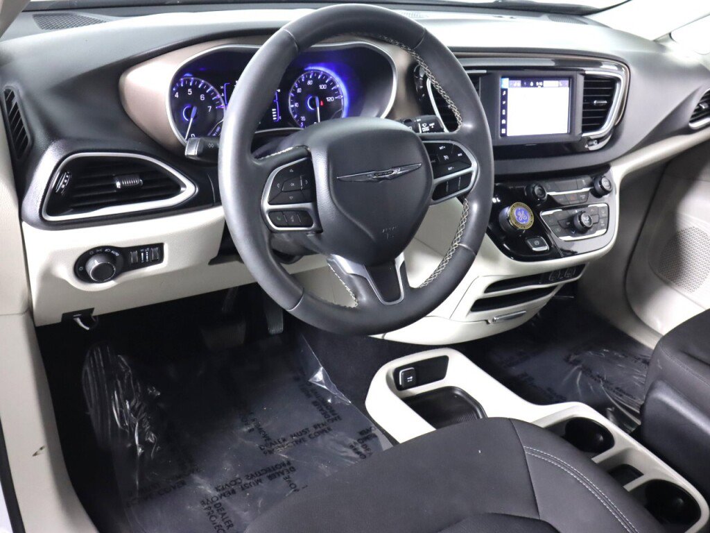 Used 2022 Chrysler Voyager LX image 9