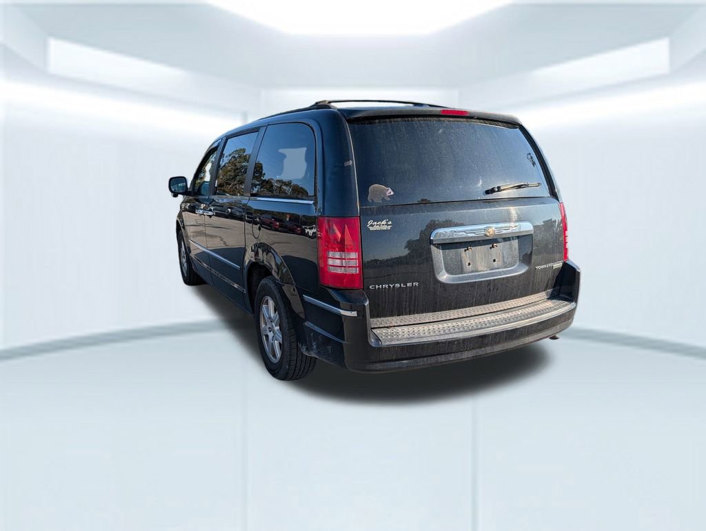 Used 2010 Chrysler Town & Country Touring image 4