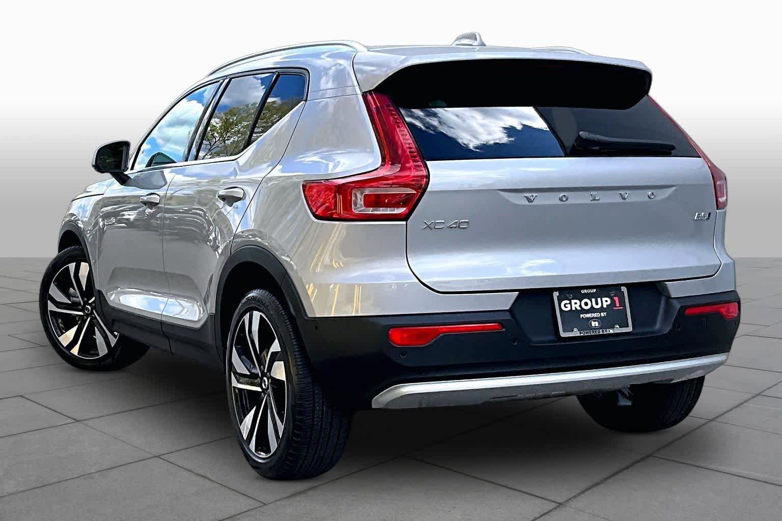Used 2025 Volvo XC40 B5 Plus AWD/4WD image 12