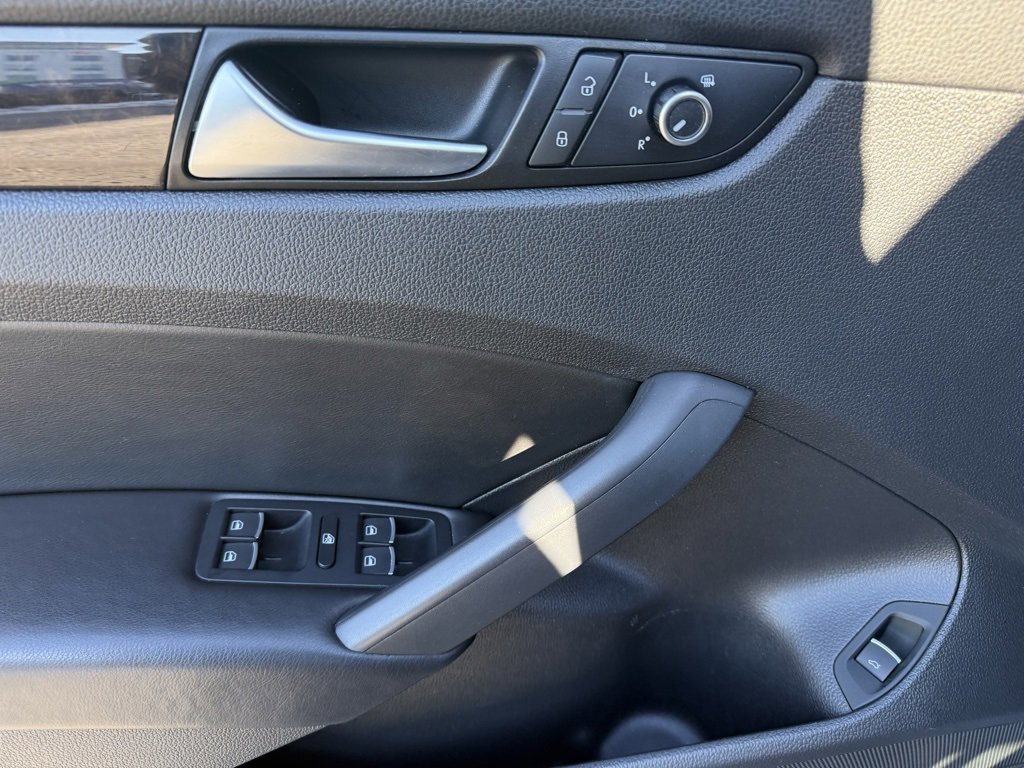 Used 2015 Volkswagen Passat TDI SEL Premium image 16