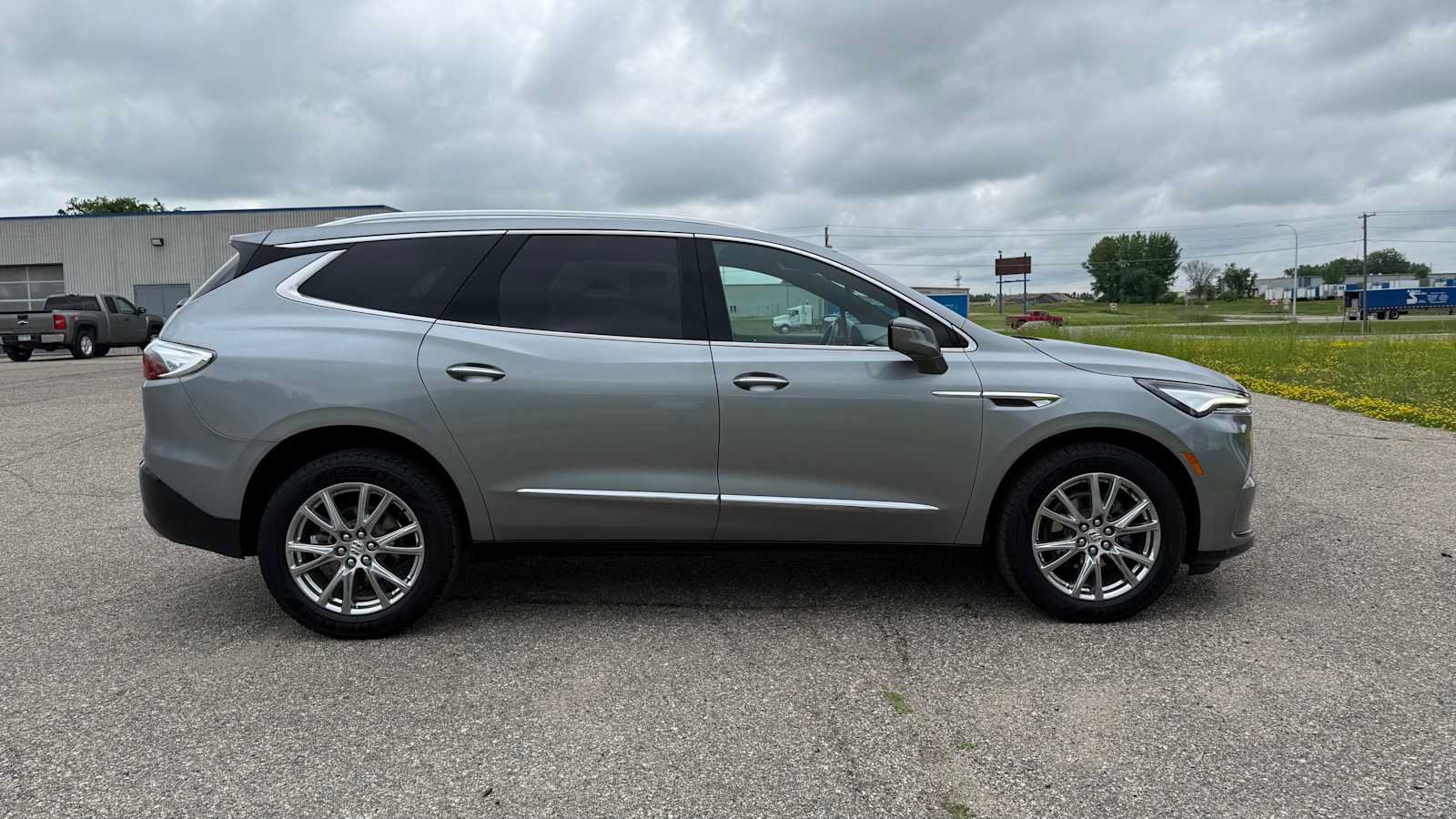 Used 2024 Buick Enclave Premium AWD/4WD image 3
