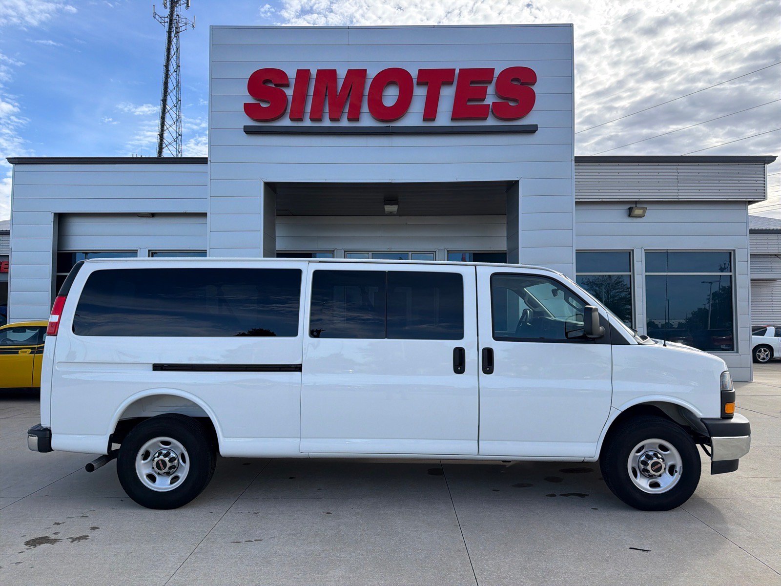 Used 2025 GMC Savana 3500 LT w/ LT Preferred Equipment Group RWD image 1