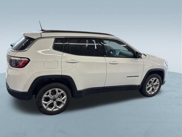 Used 2025 Jeep Compass Latitude AWD/4WD image 11