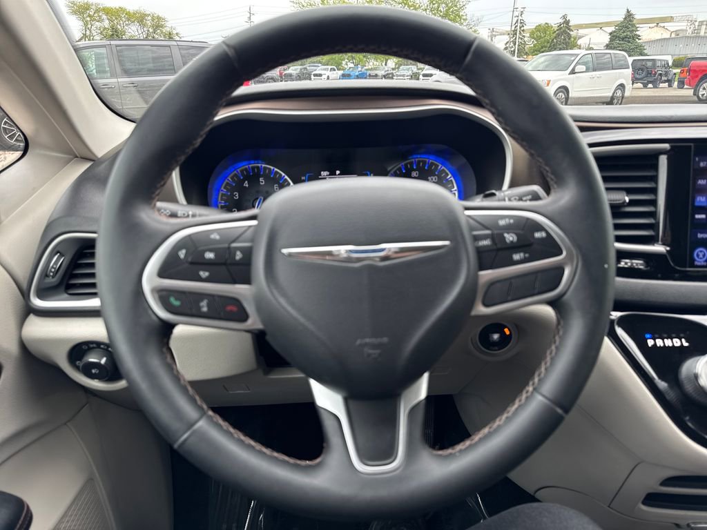 Used 2017 Chrysler Pacifica Touring-L w/ 13 Speaker Alpine Sound Group FWD image 14