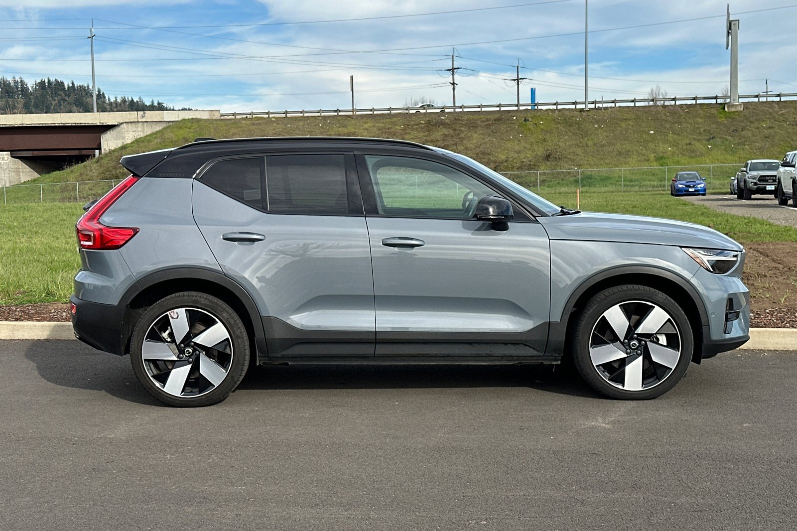 Used 2023 Volvo XC40 Recharge Ultimate image 2