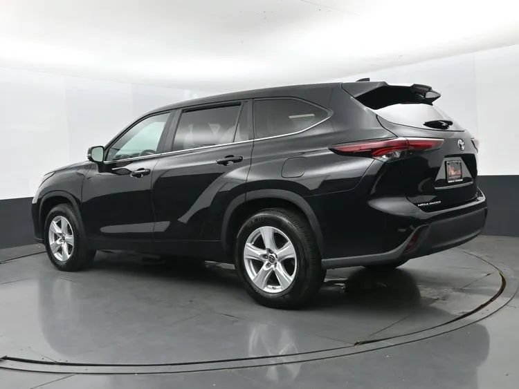 Used 2025 Toyota Highlander LE FWD image 9