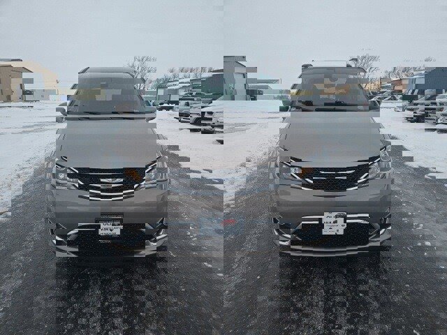 Used 2017 Chrysler Pacifica Touring-L w/ Tire & Wheel Group image 2