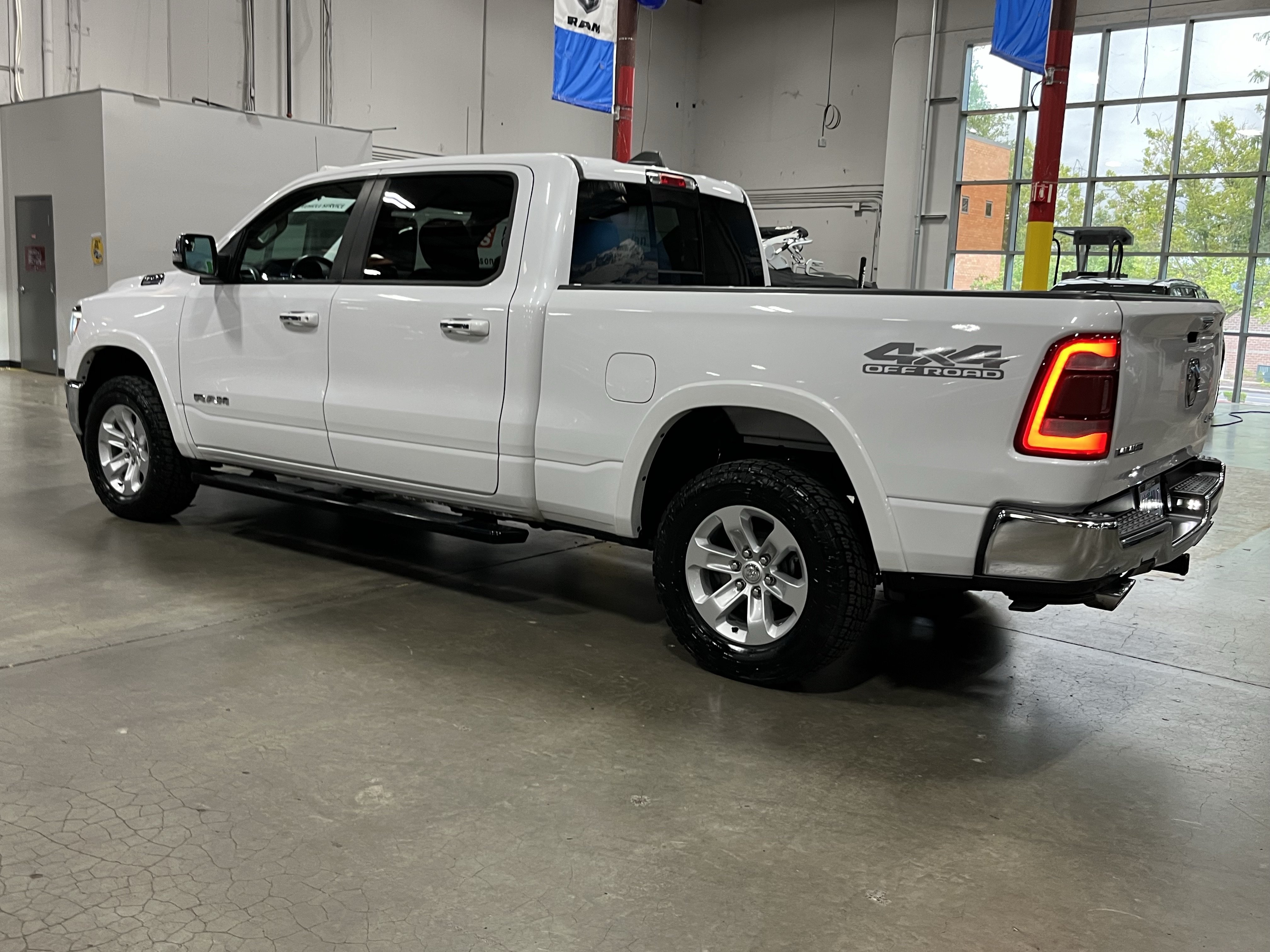 Used 2022 RAM 1500 Laramie AWD/4WD image 3