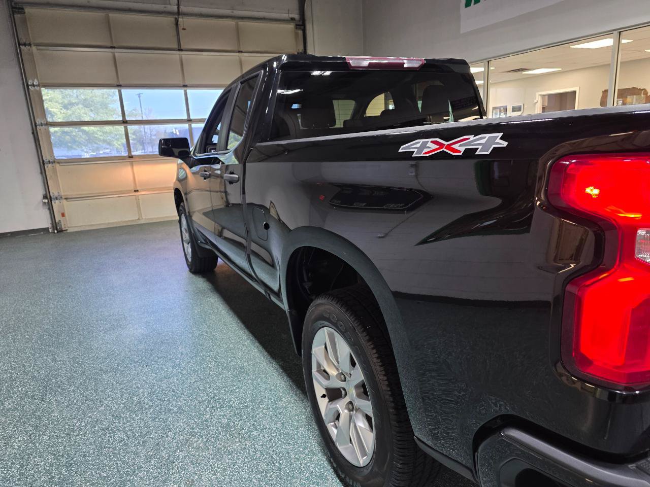 Used 2020 Chevrolet Silverado 1500 Custom w/ Custom Value Package AWD/4WD image 10