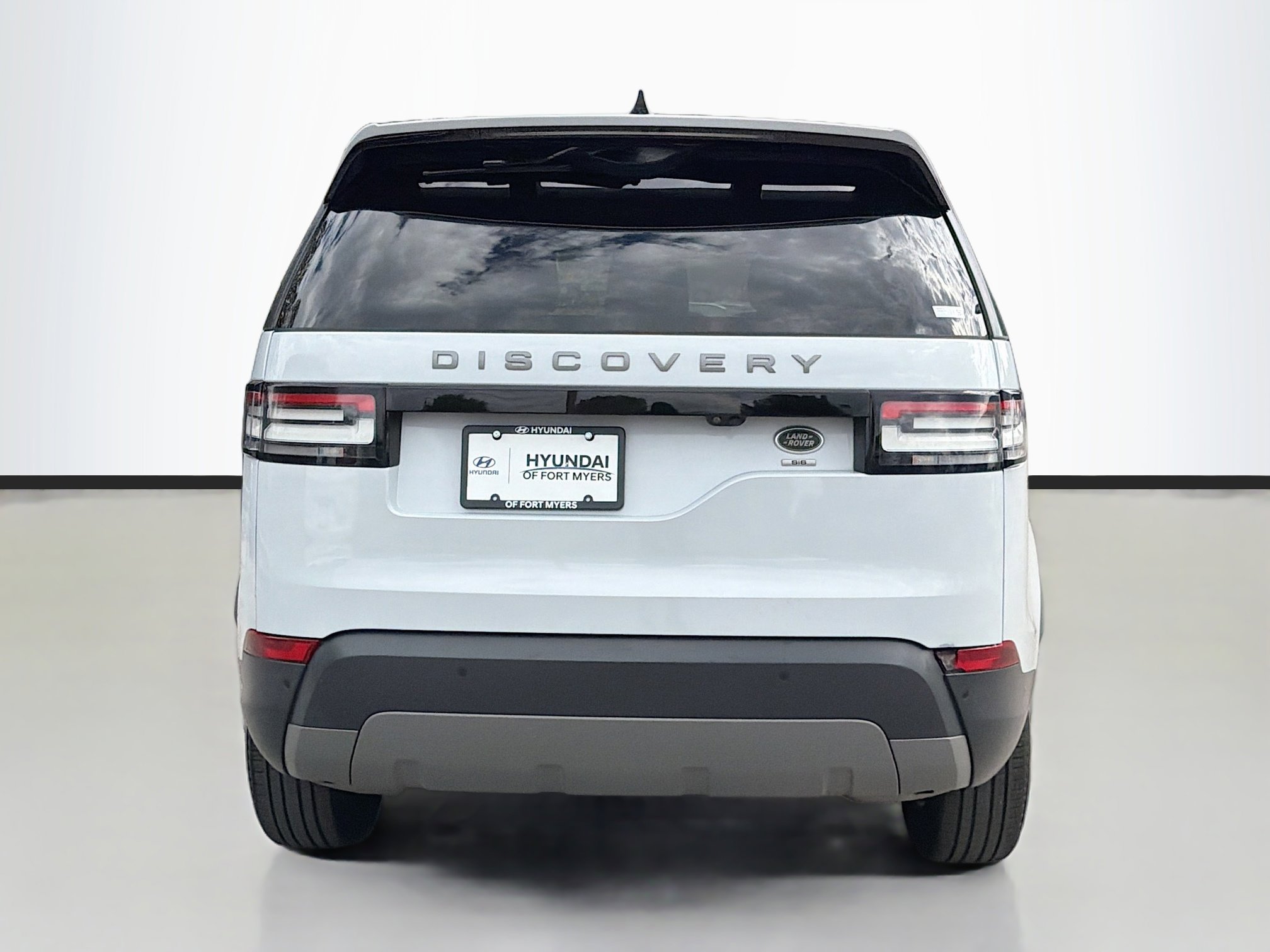Used 2019 Land Rover Discovery SE image 4