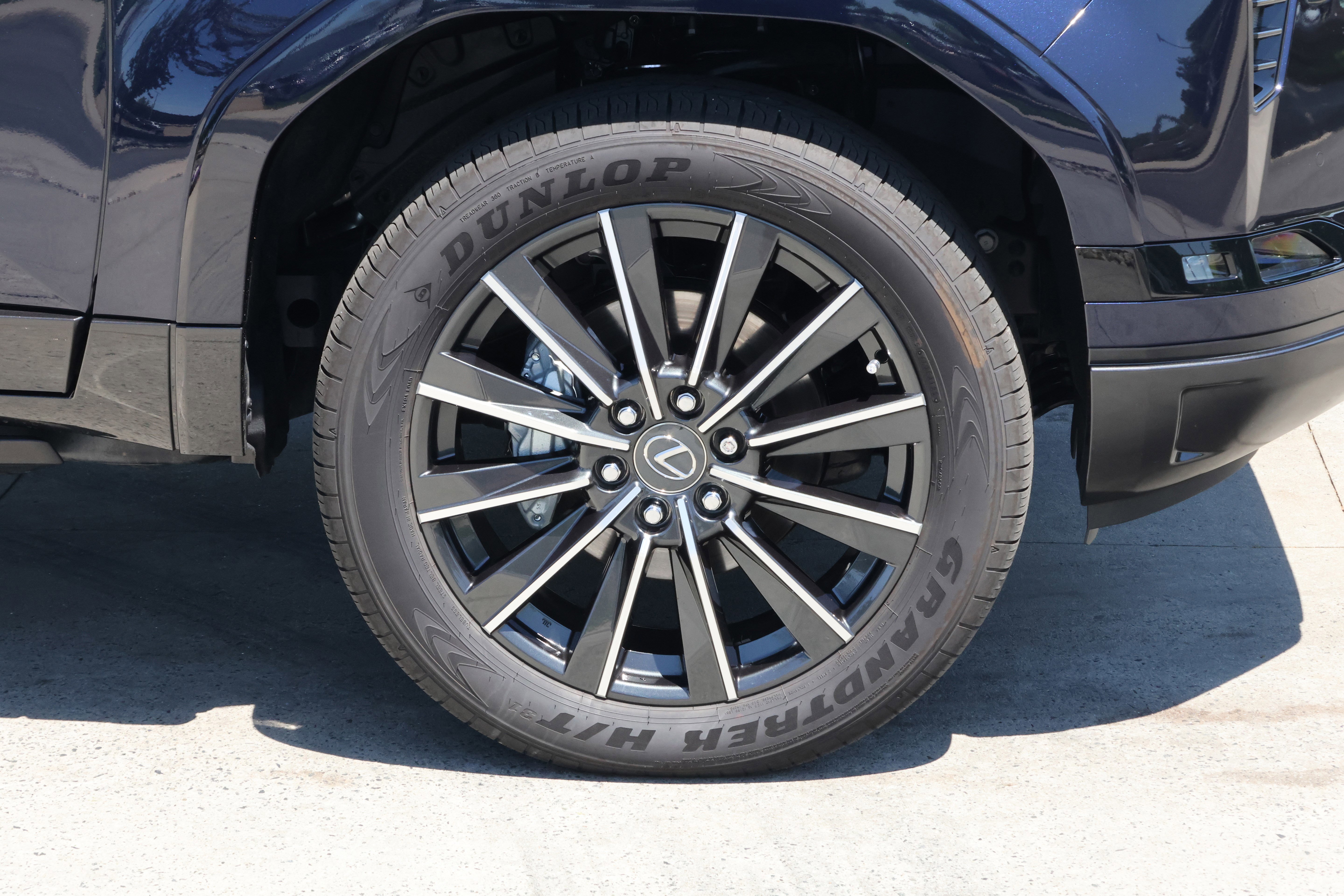 Used 2025 Lexus GX 550 w/ Accessory Package (2T) image 11