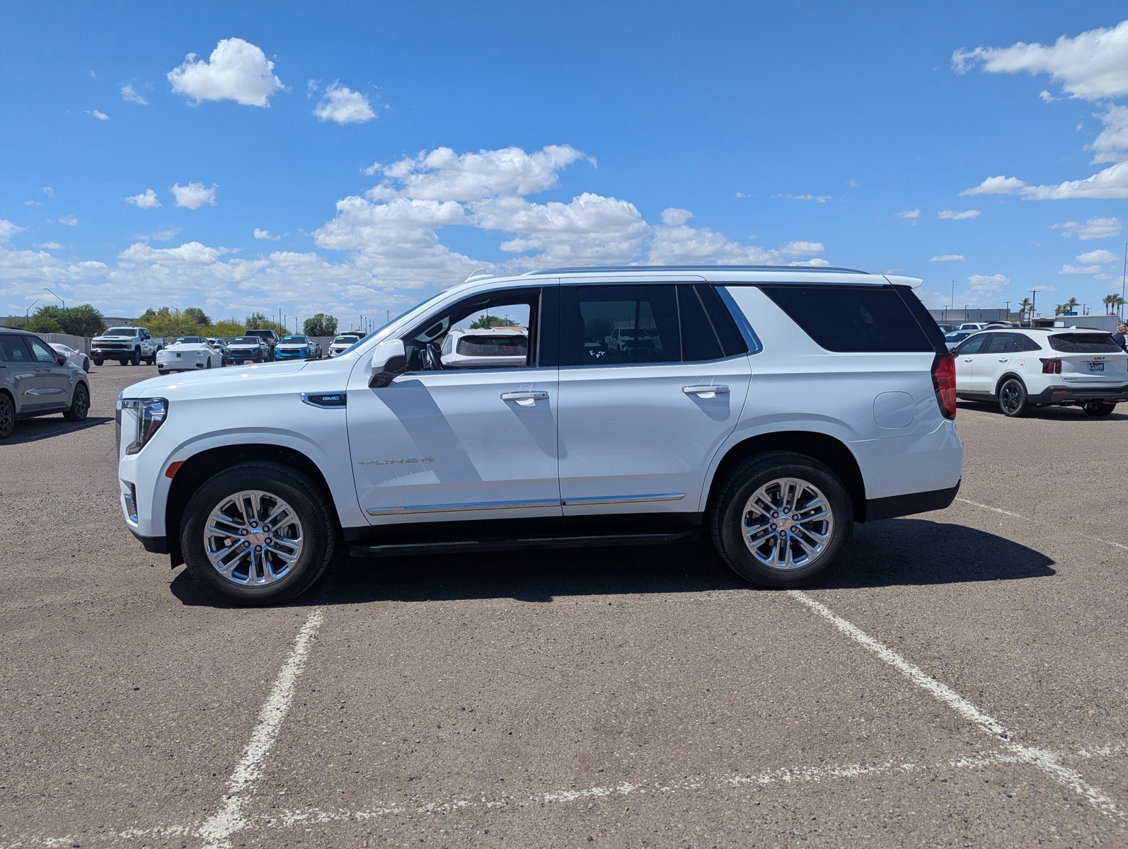 Used 2024 GMC Yukon SLT image 2