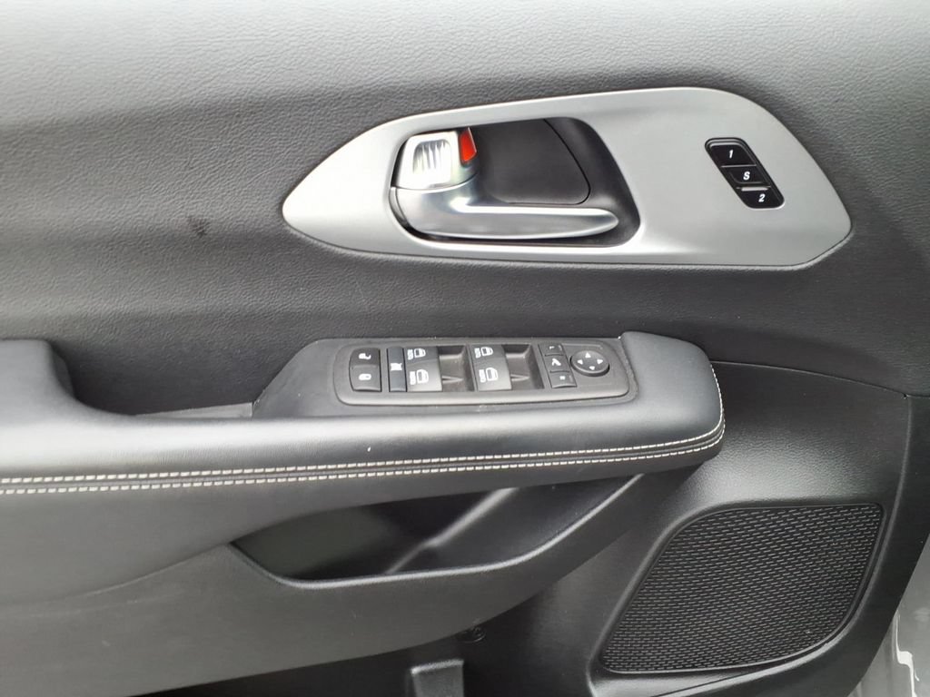 Certified 2025 Chrysler Pacifica Limited FWD image 6
