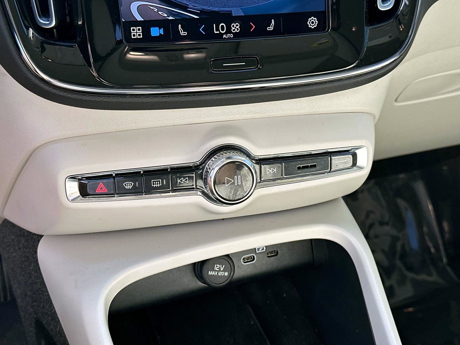 Certified 2023 Volvo XC40 B5 Plus image 24