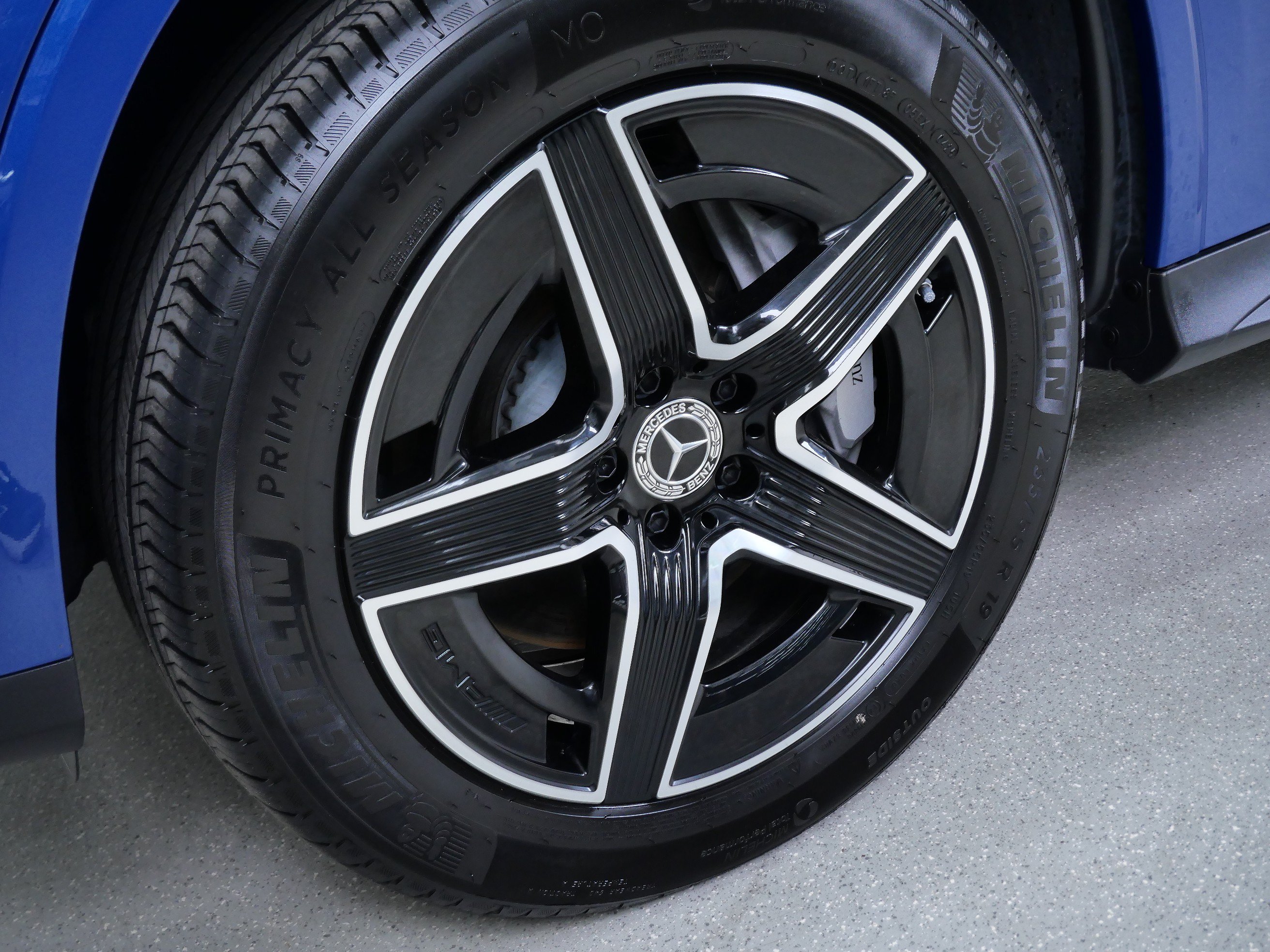 Used 2025 Mercedes-Benz GLC 300 4MATIC image 13